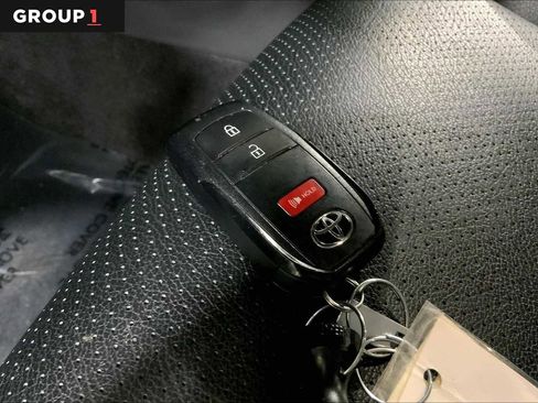 Used 2025 Toyota Corolla SE image 14