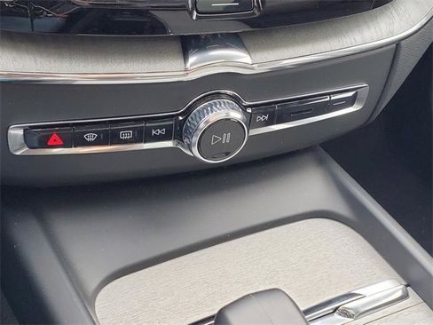 Certified 2025 Volvo XC60 B5 Plus image 25