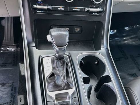 Used 2024 Kia Carnival LX FWD image 16