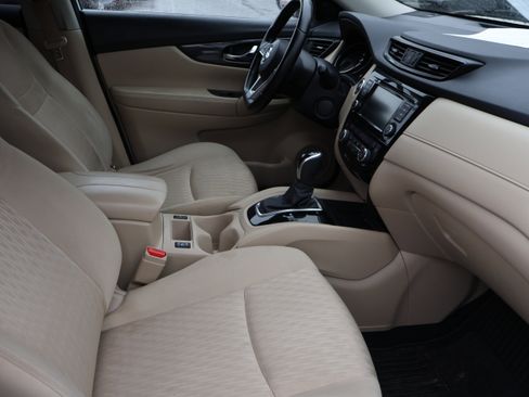 Used 2020 Nissan Rogue SV image 11