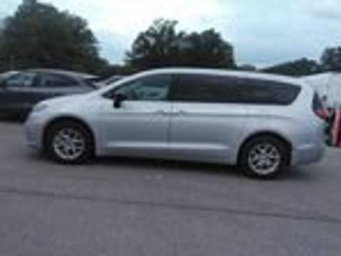 Used 2024 Chrysler Pacifica Touring-L FWD image 4