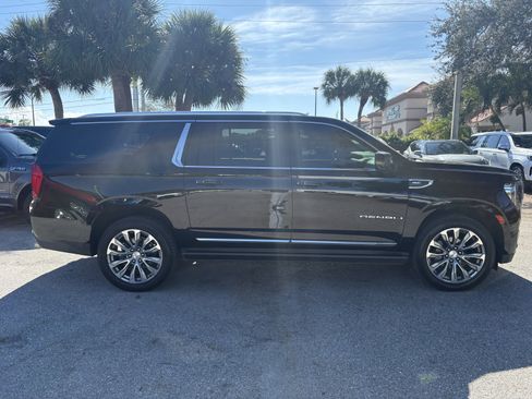 Used 2021 GMC Yukon XL Denali w/ Denali Premium Package image 7