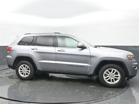 Used 2018 Jeep Grand Cherokee Laredo image 3