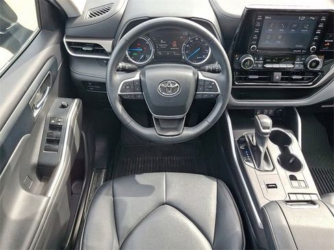 Certified 2022 Toyota Highlander XLE image 10