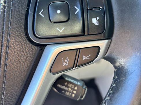 Used 2017 Toyota Highlander XLE w/ Carpet Mat Package AWD/4WD image 16