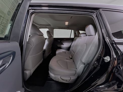 Used 2023 Toyota Highlander XLE image 29