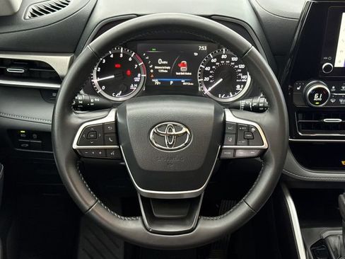 Used 2023 Toyota Highlander XLE image 15