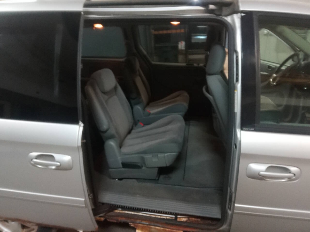 Used 2005 Dodge Grand Caravan SXT FWD image 25