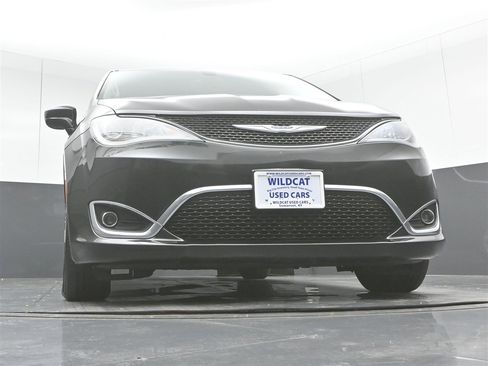 Used 2018 Chrysler Pacifica Touring-L image 31