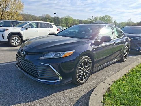 Used 2022 Toyota Camry XLE w/ Navigation Upgrade Package image 3