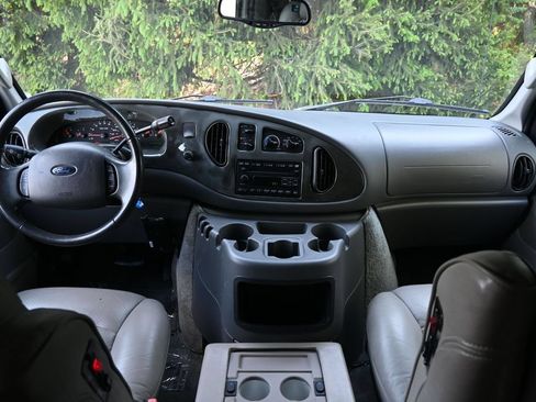 Used 2006 Ford E-150 and Econoline 150 RWD image 24