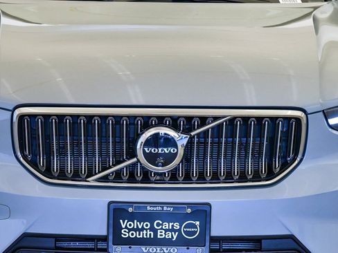 Certified 2025 Volvo XC40 B5 Plus image 8