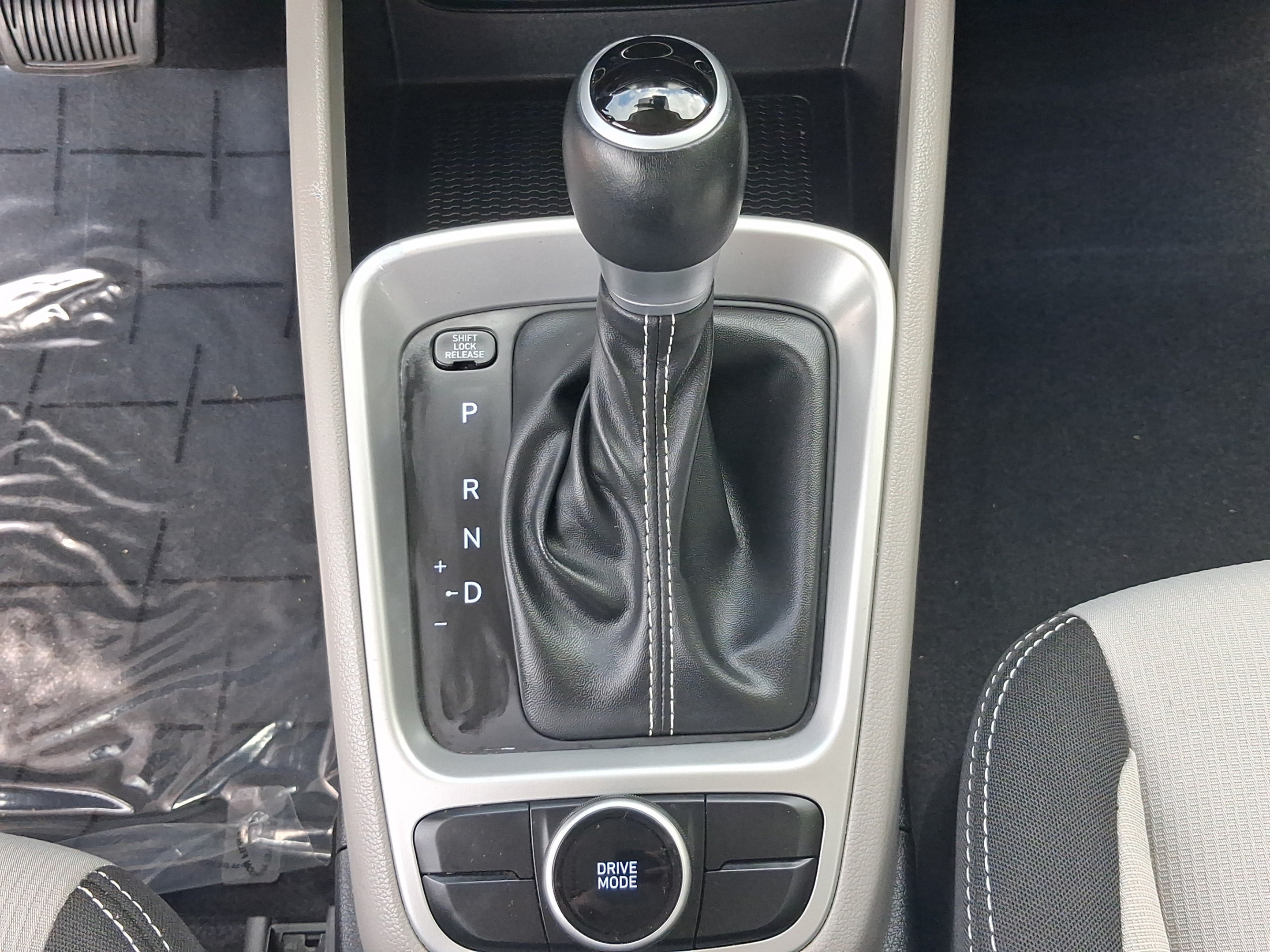 Used 2025 Hyundai Venue SEL FWD image 17