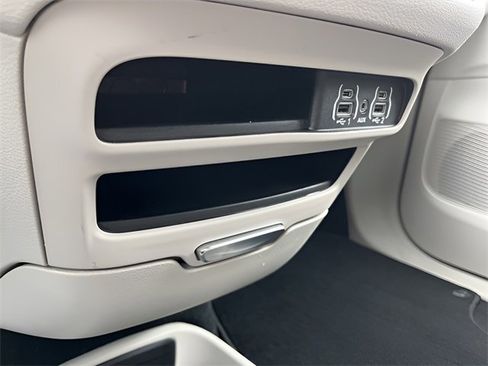 Used 2024 Chrysler Pacifica Touring-L image 46