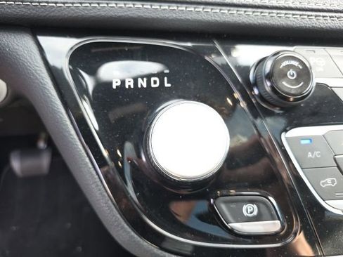 Used 2025 Chrysler Pacifica Select w/ Uconnect Theater Family Group image 6