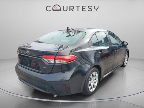 Used 2021 Toyota Corolla LE image 5