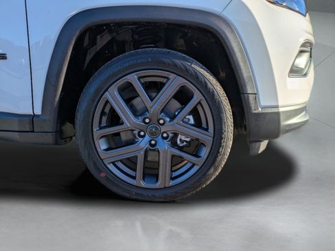 New 2026 Jeep Compass Latitude w/ Sun and Sound Group image 11