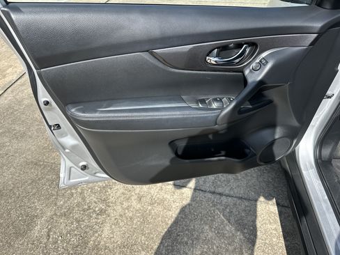 Used 2020 Nissan Rogue SV FWD image 15