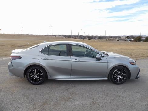 Used 2021 Toyota Camry SE image 5