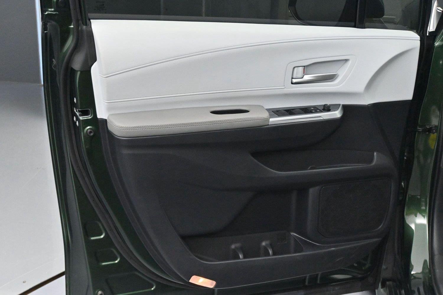 Used 2025 Toyota Sienna XLE FWD image 11