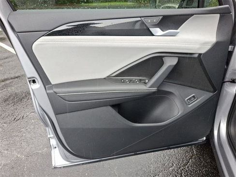 New 2025 Volkswagen Tiguan SE image 9