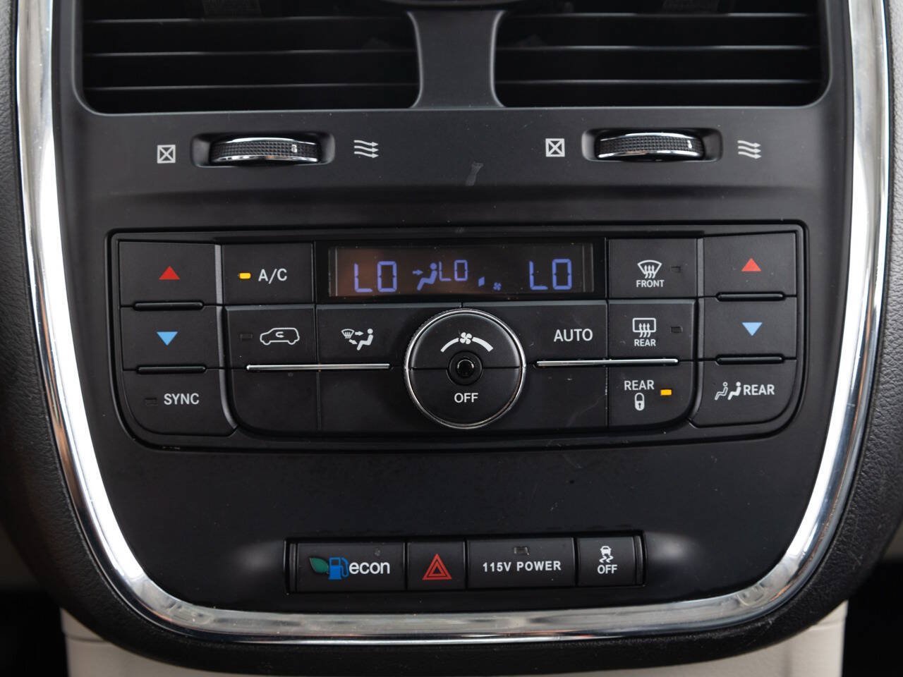 Used 2016 Chrysler Town & Country Touring FWD image 34