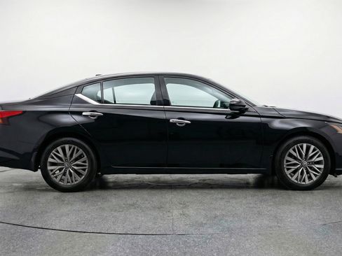 Used 2025 Nissan Altima 2.5 SV image 11