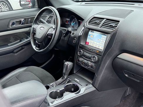 Used 2018 Ford Explorer XLT w/ Equipment Group 202A image 10