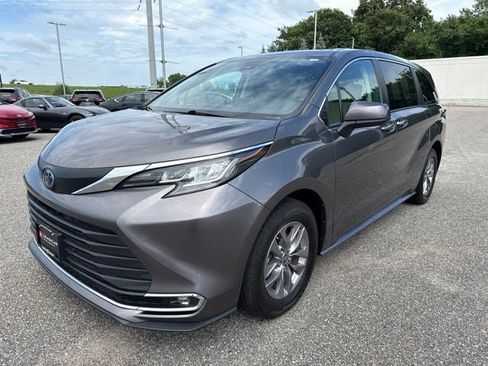 Used 2023 Toyota Sienna XLE FWD image 5
