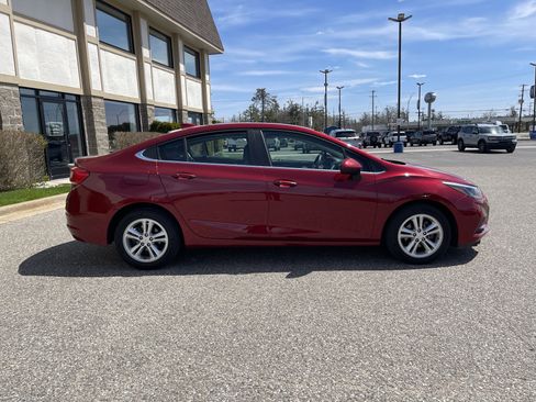 Used 2018 Chevrolet Cruze LT w/ LT Convenience Package FWD image 3