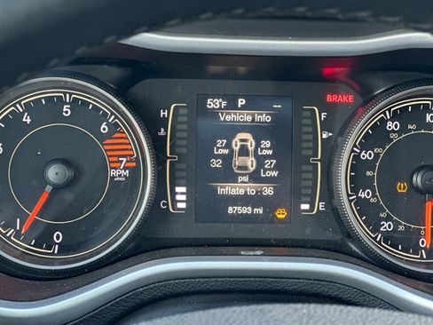 Used 2018 Jeep Cherokee Latitude Plus w/ Comfort/Convenience Group image 25