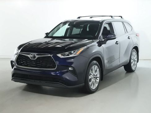 Used 2022 Toyota Highlander Limited AWD/4WD image 3