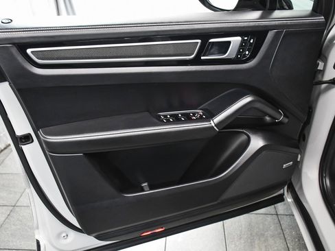 Used 2022 Porsche Cayenne GTS image 9