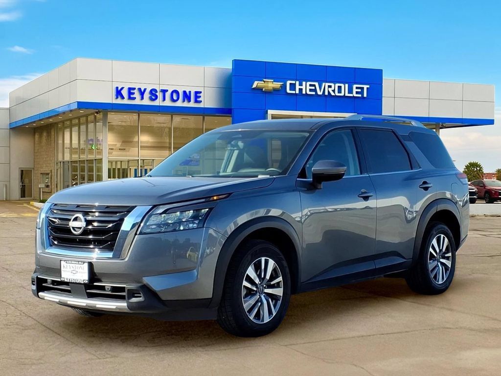 Used 2025 Nissan Pathfinder SL FWD image 3
