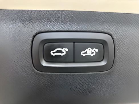 Used 2018 Volvo XC90 T6 Momentum w/ Convenience Package AWD/4WD image 24
