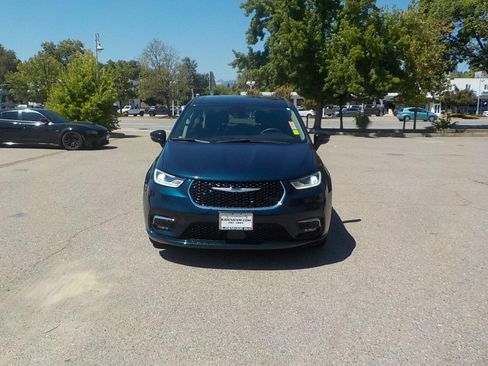 Used 2024 Chrysler Pacifica Touring-L FWD image 2