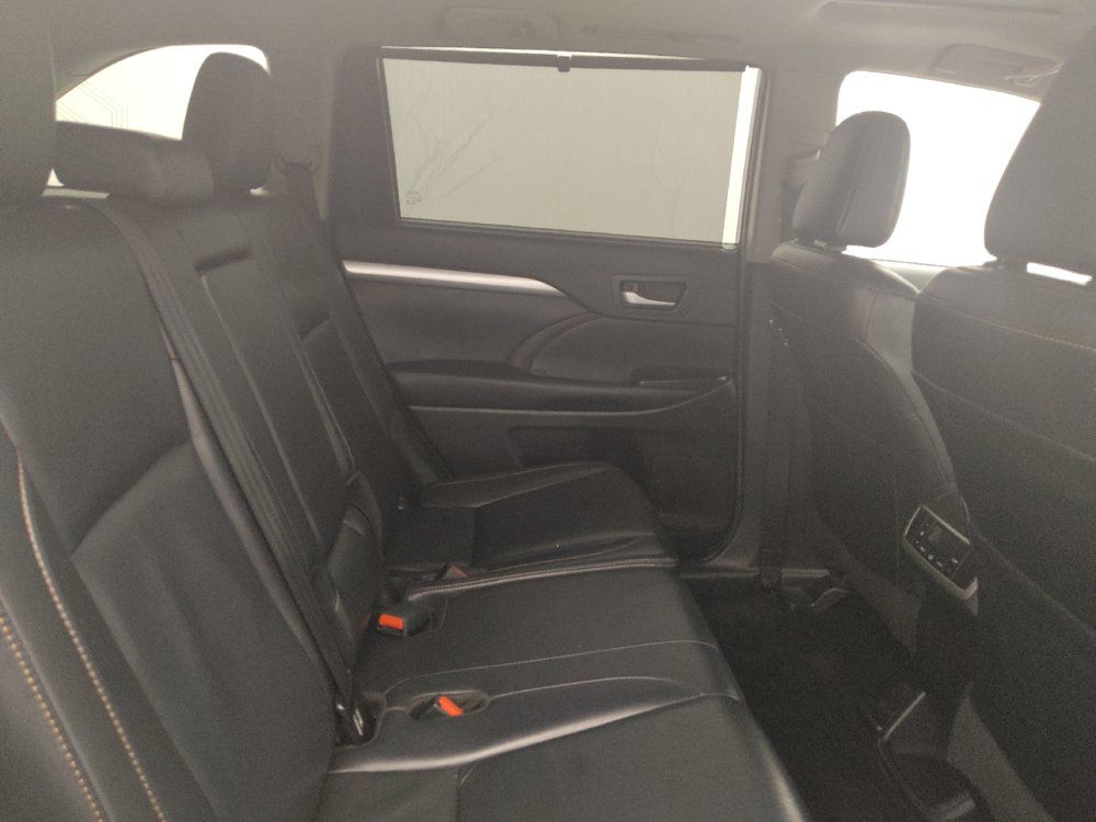 Used 2019 Toyota Highlander XLE AWD/4WD image 19