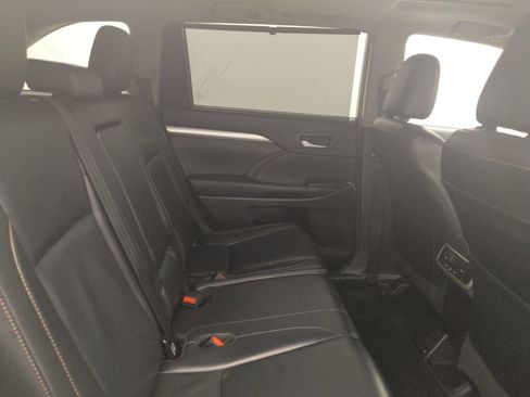Used 2019 Toyota Highlander XLE AWD/4WD image 19