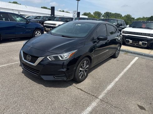Used 2021 Nissan Versa SV FWD image 3