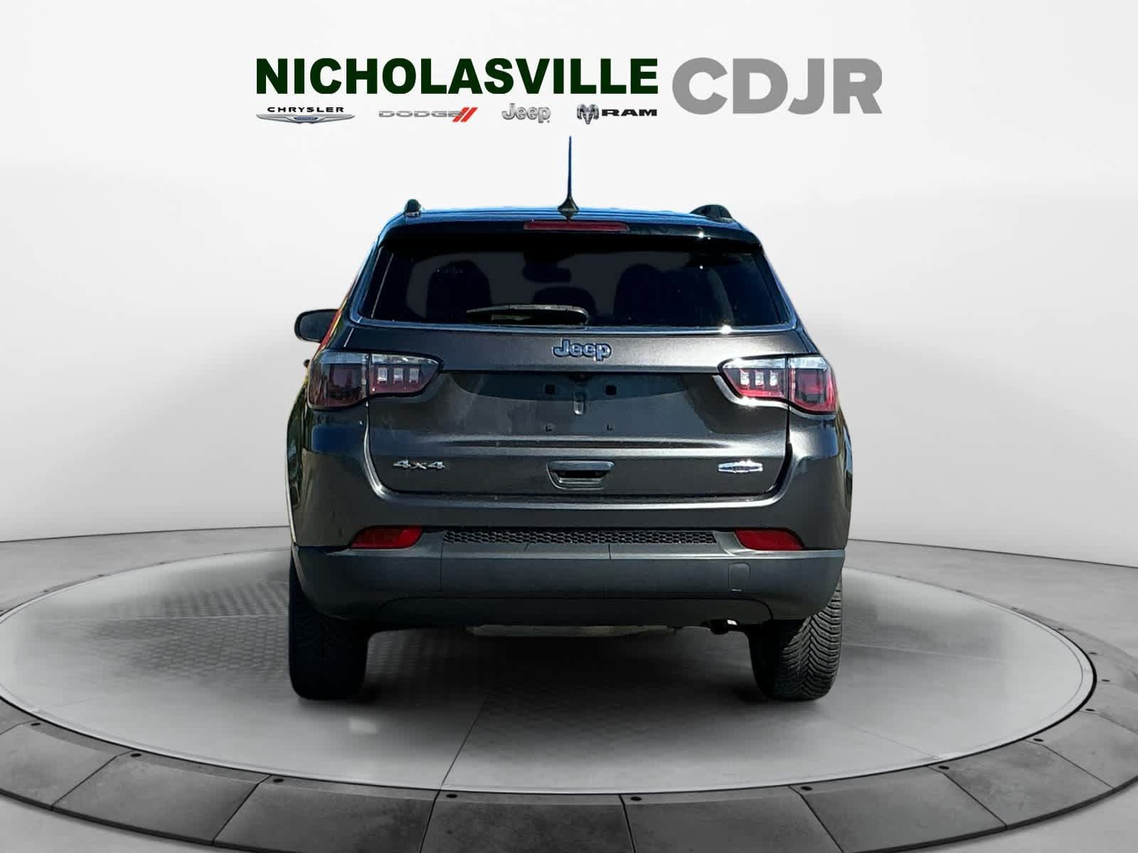 Used 2018 Jeep Compass Latitude w/ Popular Equipment Group AWD/4WD image 4