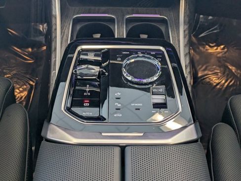 Used 2024 BMW 760i xDrive w/ Premium Package 2 image 16