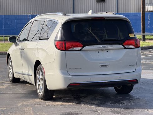 Used 2019 Chrysler Pacifica Limited w/ Advanced Safetytec Group FWD image 9