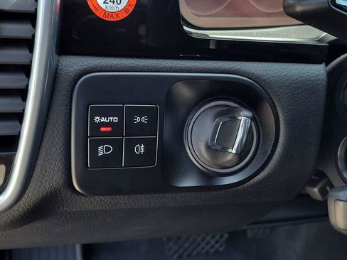 Used 2022 Porsche Cayenne w/ Premium Package image 19