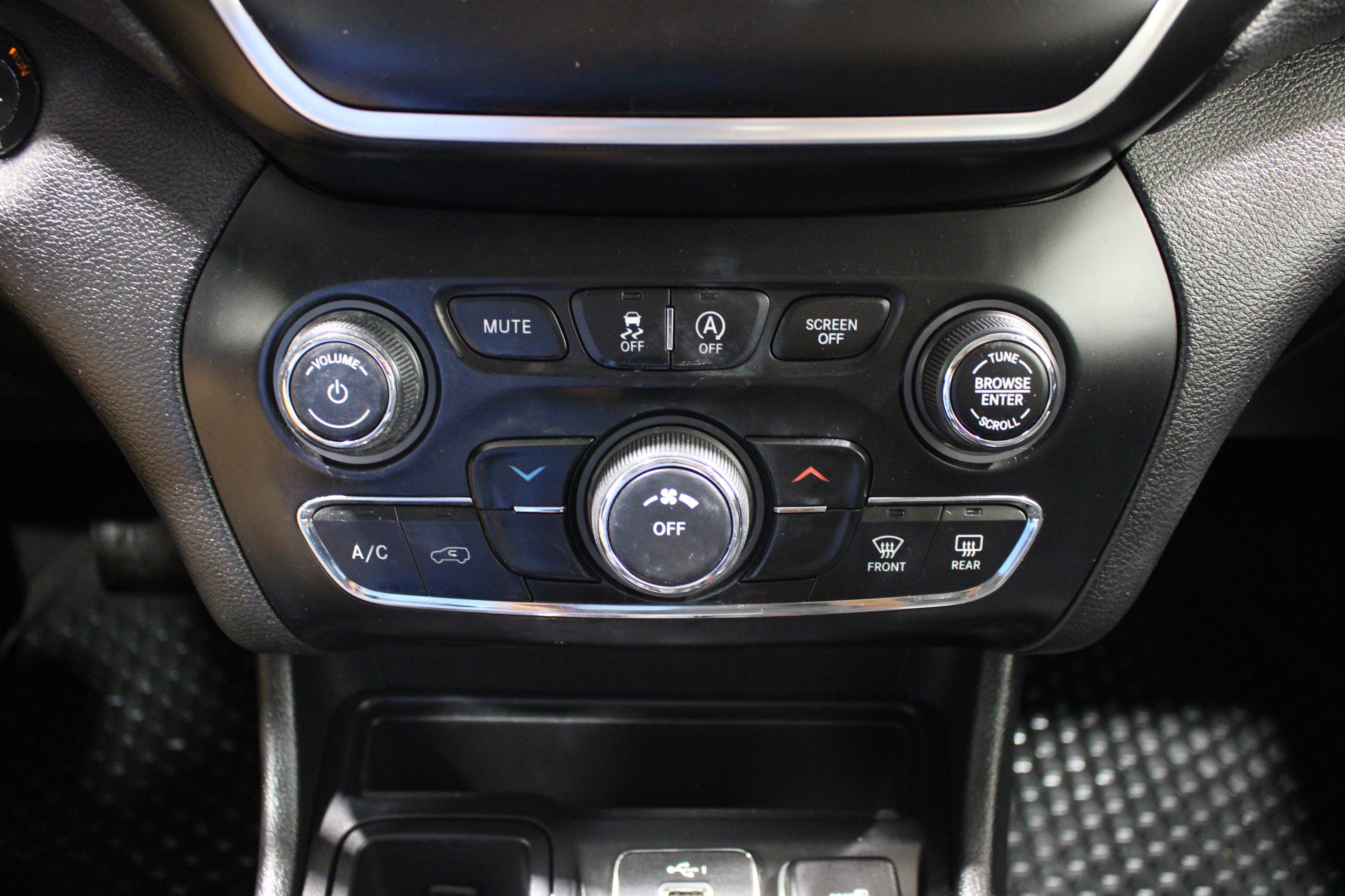 Used 2019 Jeep Cherokee Latitude Plus w/ Cold Weather Group FWD image 14
