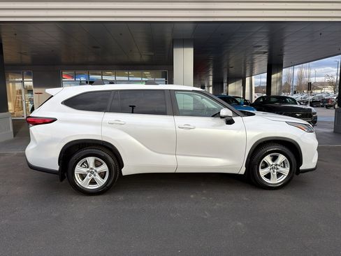 Used 2023 Toyota Highlander LE image 8