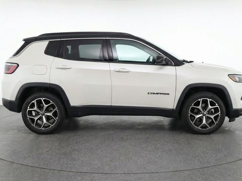 Used 2025 Jeep Compass Limited image 11