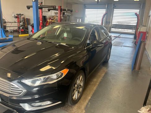 Used 2017 Ford Fusion SE w/ Fusion SE Technology Package FWD image 2