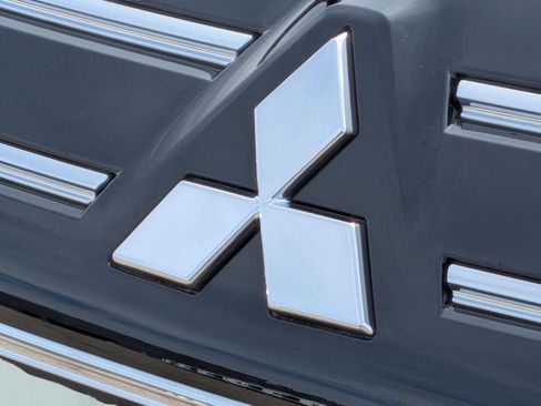 New 2026 Mitsubishi Outlander SE image 9