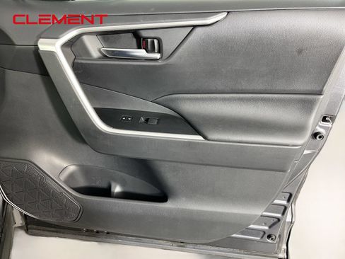 Used 2019 Toyota RAV4 XLE w/ Convenience Package FWD image 34