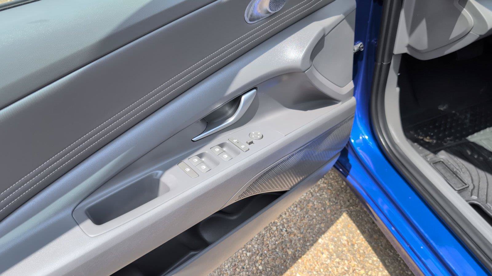 Used 2025 Hyundai Elantra SEL FWD image 12